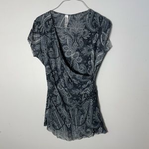 EUC Lucy + Fiona Large L Gray White Womens Shirt Blouse Top Short Sleeve